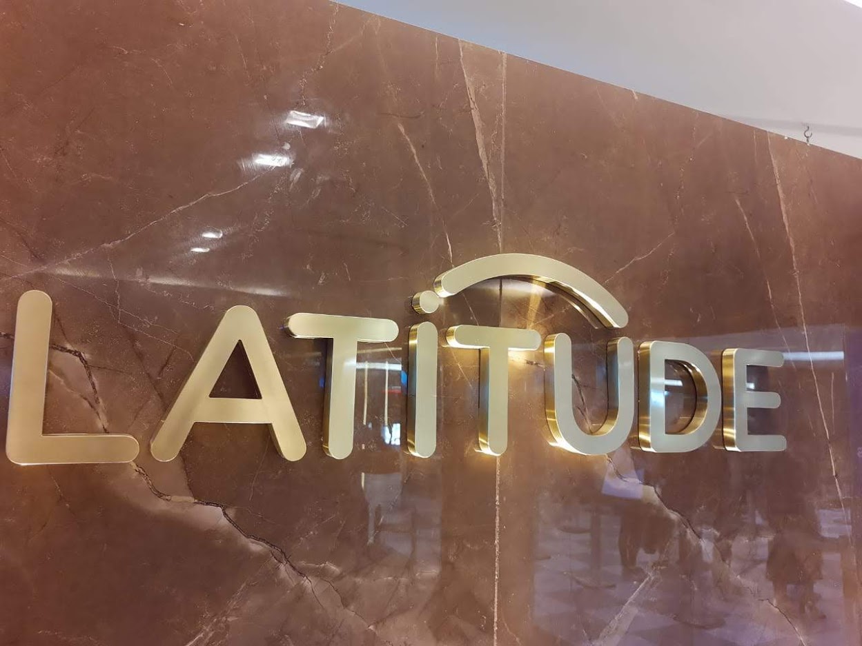 Letra caixa Latitude