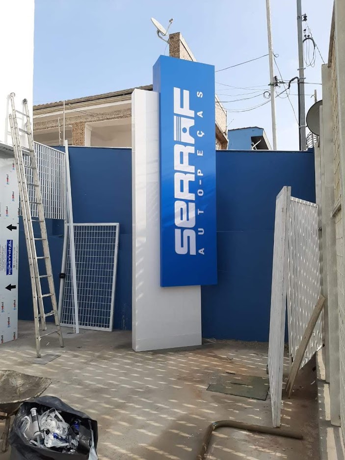 Totem Serraf Auto-Peças